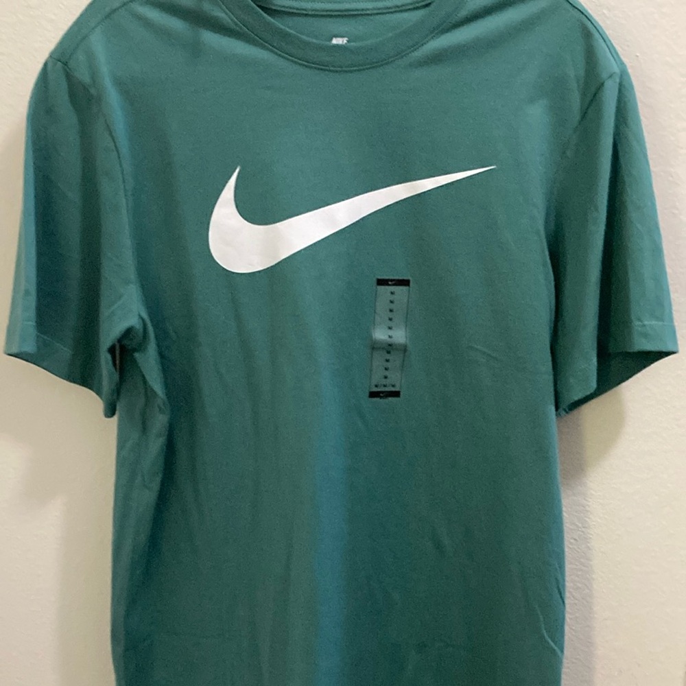 Mens medium Nike Tee. Brand new without tags